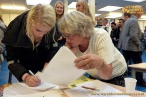 Scholier schrijft zich in voor maatschappelijke stage in de wereldwinkel.